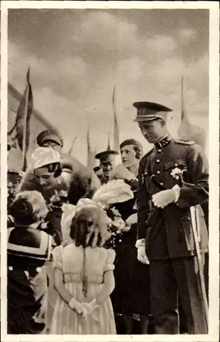 Ak La Reine Astrid, la mére des petits Belges, König Leopold III.