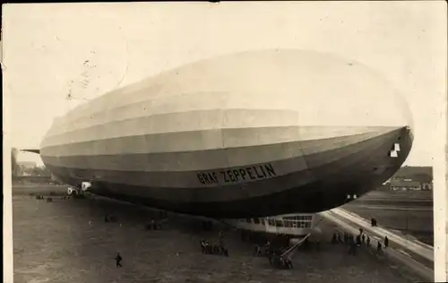 Ak Luftschiff Graf Zeppelin nach der Landung