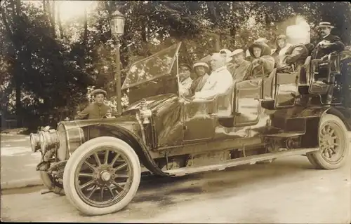 Foto Ak Automobile, Auto, Gruppenbild, Fahrer, Fahrgäste