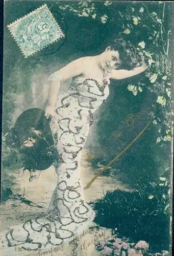 Glitzer Ak Standportrait einer Frau, Hut, Kleid, Garten