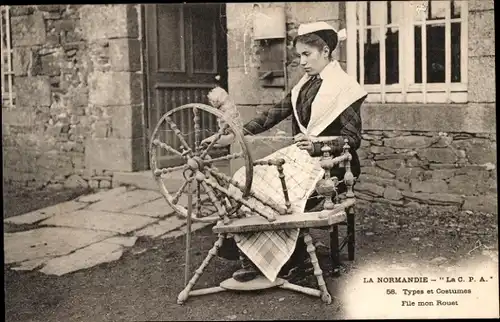 Ak La Normandie, Frau in Tracht am Spinnrad