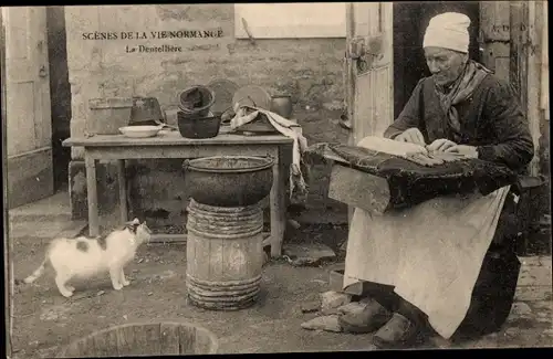 Ak Normandie, Frau beim Klöppeln, Hauskatze