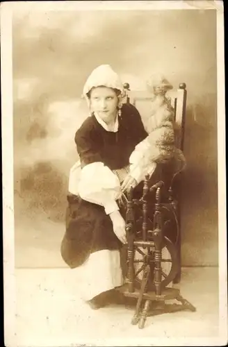 Foto Ak Mädchen in Tracht am Spinnrad