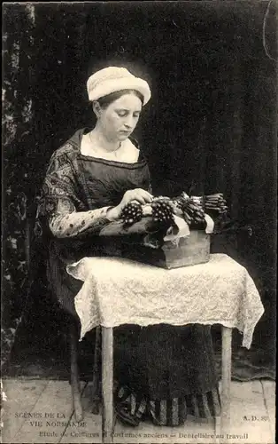 Ak La Normandie, Klöpplerin in Volkstracht