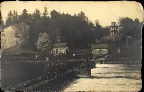 Foto Ak Deutschland unbekannt, Soldaten auf der Brücke