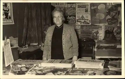 Foto Ak Berlin Wilmersdorf Grunewald, Zeitungsverkäuferin, BZ, Revue