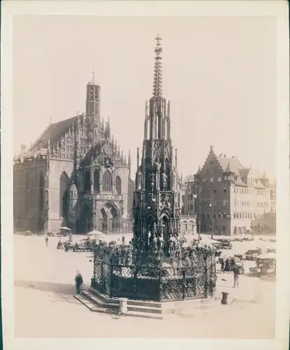 Foto Nürnberg in Mittelfranken Bayern, Schöner Brunnen