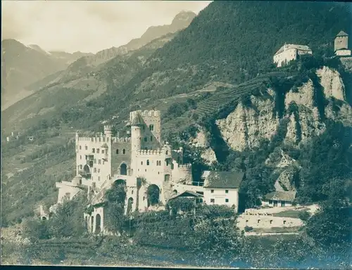 Foto Dorf Tirol Tirolo Südtirol, Brunnenburg