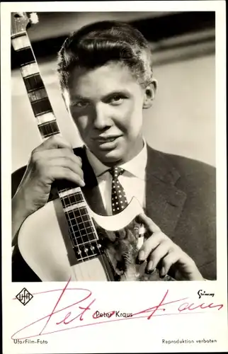 Ak Schauspieler und Sänger Peter Kraus, Portrait mit Gitarre, Autogramm
