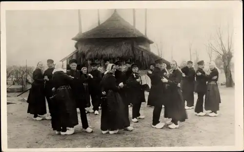 Foto Ak Laren Gelderland Niederlande, Volkstrachten, Tanzpaare