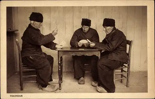 Ak Volendam Nordholland Niederlande, Männer spielen Karten