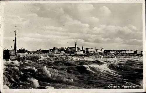 Ak Ostseebad Warnemünde Rostock, Mole bei Wellengang, Leuchtturm