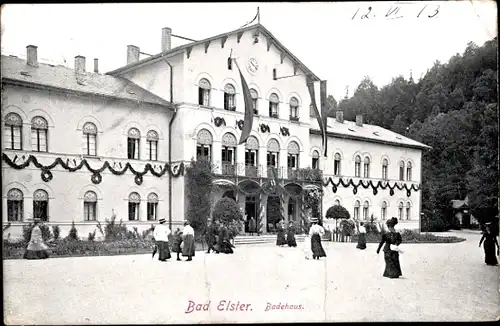 Ak Bad Elster im Vogtland, Blick auf das Badehaus, Besucher, Eingang, Fahnen