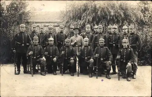 Foto Ak Deutsche Soldaten in Uniformen, Gruppenbild, Kaiserzeit, Bajonett