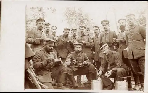 Foto Ak Deutsche Soldaten in Uniformen, Gruppenbild, Kaiserzeit, Beim Essen