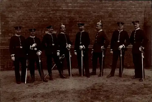 Foto Ak Deutsche Soldaten in Uniformen, Gruppenbild, Kaiserzeit, Säbel