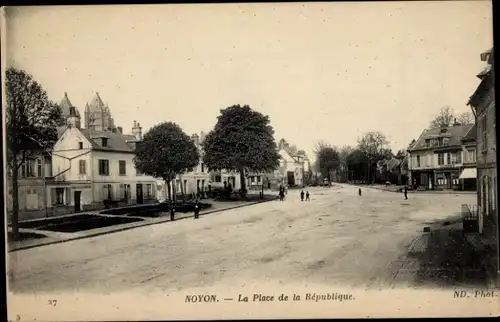 Ak Noyon Oise, Place de la Republique