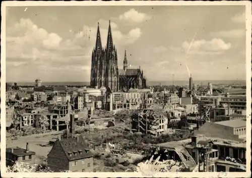 Ak Köln am Rhein, Dom im Trümmerfeld