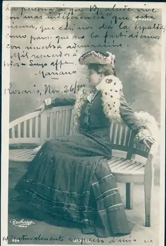 Glitzer Ak Sitzportrait einer Frau, Hut, Kleid, Sitzbank