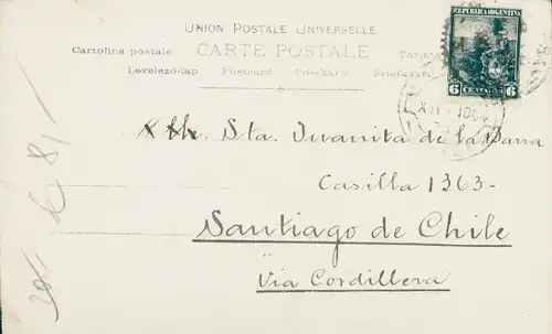 Glitzer Ak Sitzportrait einer Frau, Hut, Kleid, Sitzbank