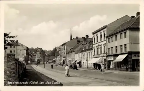 Ak Bad Freienwalde an der Oder, Karl-Marx-Straße, Geschäftszeilen, Passanten