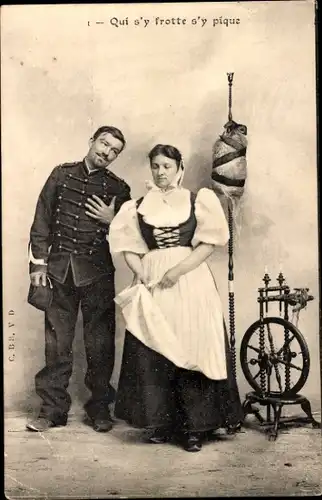 Ak Liebespaar in Trachten, Spinnrad