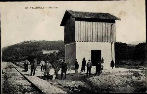 Foto Ak Vladona, Partie am Bahnhof