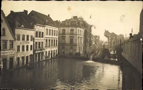 Foto Ak Köln am Rhein, Straßenpartie bei Hochwasser, Schenkwirtschaft