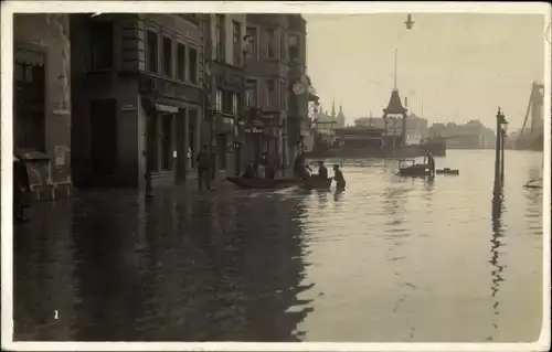 Foto Ak Köln am Rhein, Straßenpartie bei Hochwasser, Boote