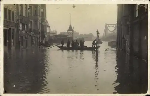 Foto Ak Köln am Rhein, Straßenpartie bei Hochwasser, Boot