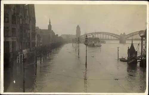Foto Ak Köln am Rhein, Rheinufer bei Hochwasser, Brücke