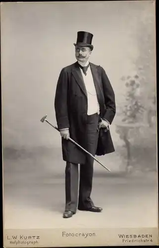 Foto Mann mit Zylinder und Monokel, Standportrait