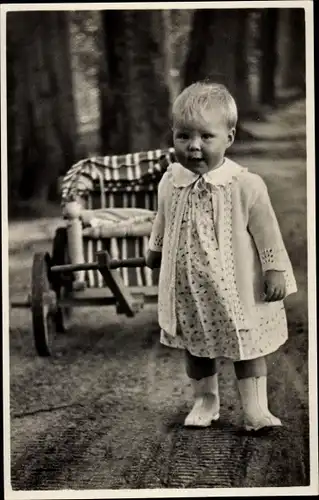 Ak Prinzessin Beatrix der Niederlande als Kleinkind mit Bollerwagen, August 1939