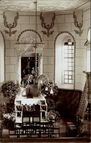 Foto Ak Innenansicht einer Kirche, Altar, Gemälde, Sitzbänke