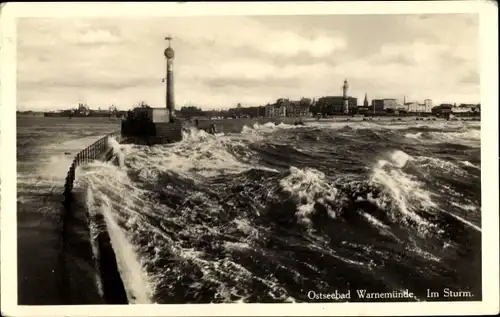 Ak Ostseebad Warnemünde Rostock, im Sturm