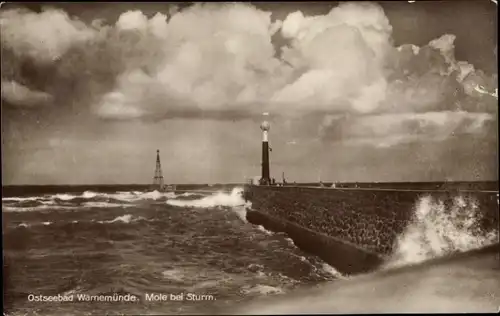 Ak Ostseebad Warnemünde Rostock, Mole bei Sturm