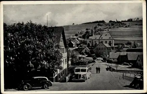 Ak Wildflecken in der Rhön Unterfranken, Straßenpartie im Ort, Kirche, Auto, Bus