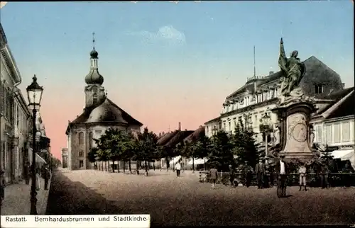 Ak Rastatt im Schwarzwald, Bernhardusbrunnen, Stadtkirche