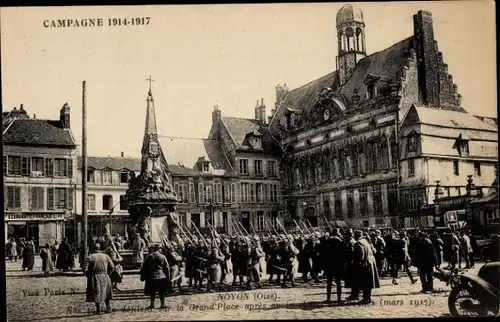 Ak Noyon Oise, Grand Place, März 1917, Soldaten, Salutschüsse
