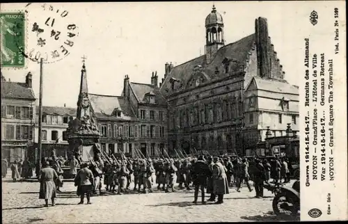 Ak Noyon Oise, vue générale de la Grand Place, L'Hôtel de Ville