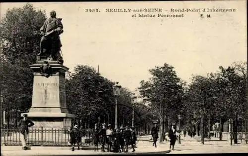 Ak Neuilly sur Seine Hauts de Seine, Rond Point d'Inkermann, Statue Perronnet