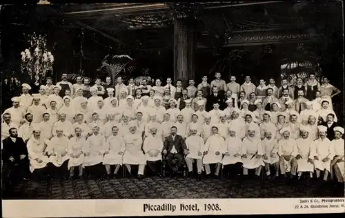 Ak London, Gruppenbild der Belegschaft vom Piccadilly Hotel, 1908