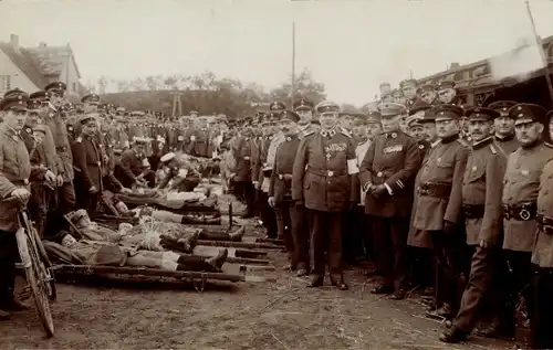 Foto Ak Prinz Max von Baden und Deutsche Soldaten in Uniformen, Rotes Kreuz, Sanitäter, I WK