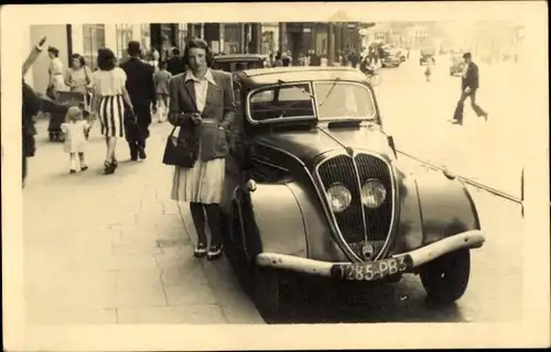 Foto Ak Frau neben einem Automobil