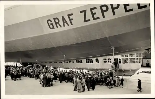 Ak Luftschiff LZ 127 Graf Zeppelin, Eingang in die Führer- und Fahrgastgondel, Besichtigung