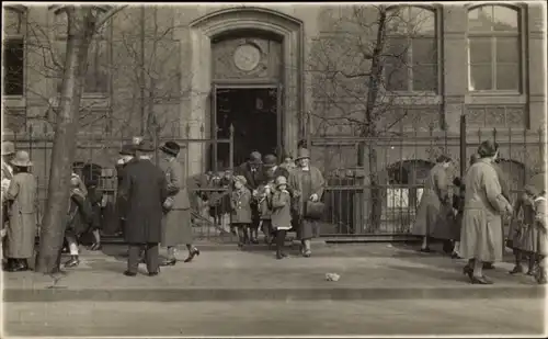 Foto Ak Hamburg, Kinder und Eltern vor einer Schule, Lenes erster Schulgang 7. April 1926