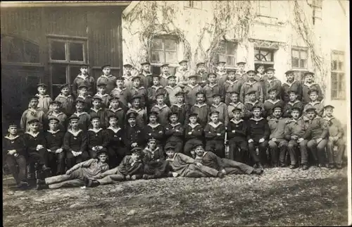 Foto Ak deutsche Seeleute in Uniform, Besatzung der SMS Deutschland, Kaiserliche Marine