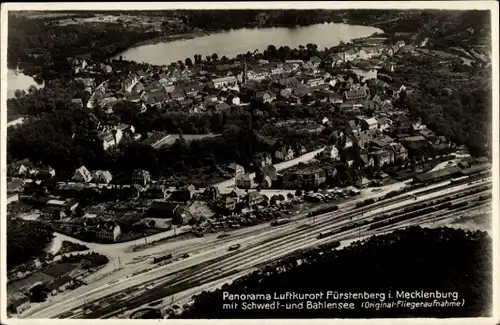 Ak Fürstenberg an der Havel, Totalansicht, Fliegeraufnahme, Schwedtsee, Bahlensee, Bahnhof