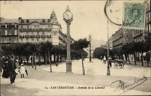 Ak San Sebastian Baskenland, Avenida de La Libertad, Straßenpartie in der Stadt, Stadtuhr