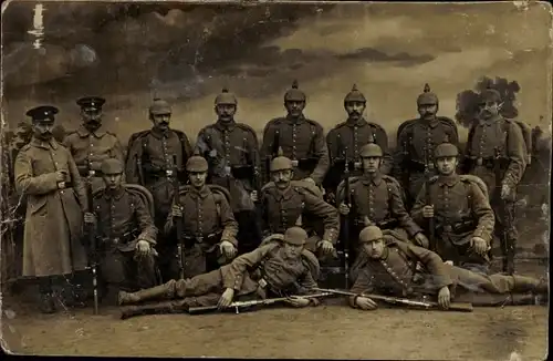 Foto Ak Deutsche Soldaten in Uniformen, Gruppenbild, Kaiserzeit, Bajonett